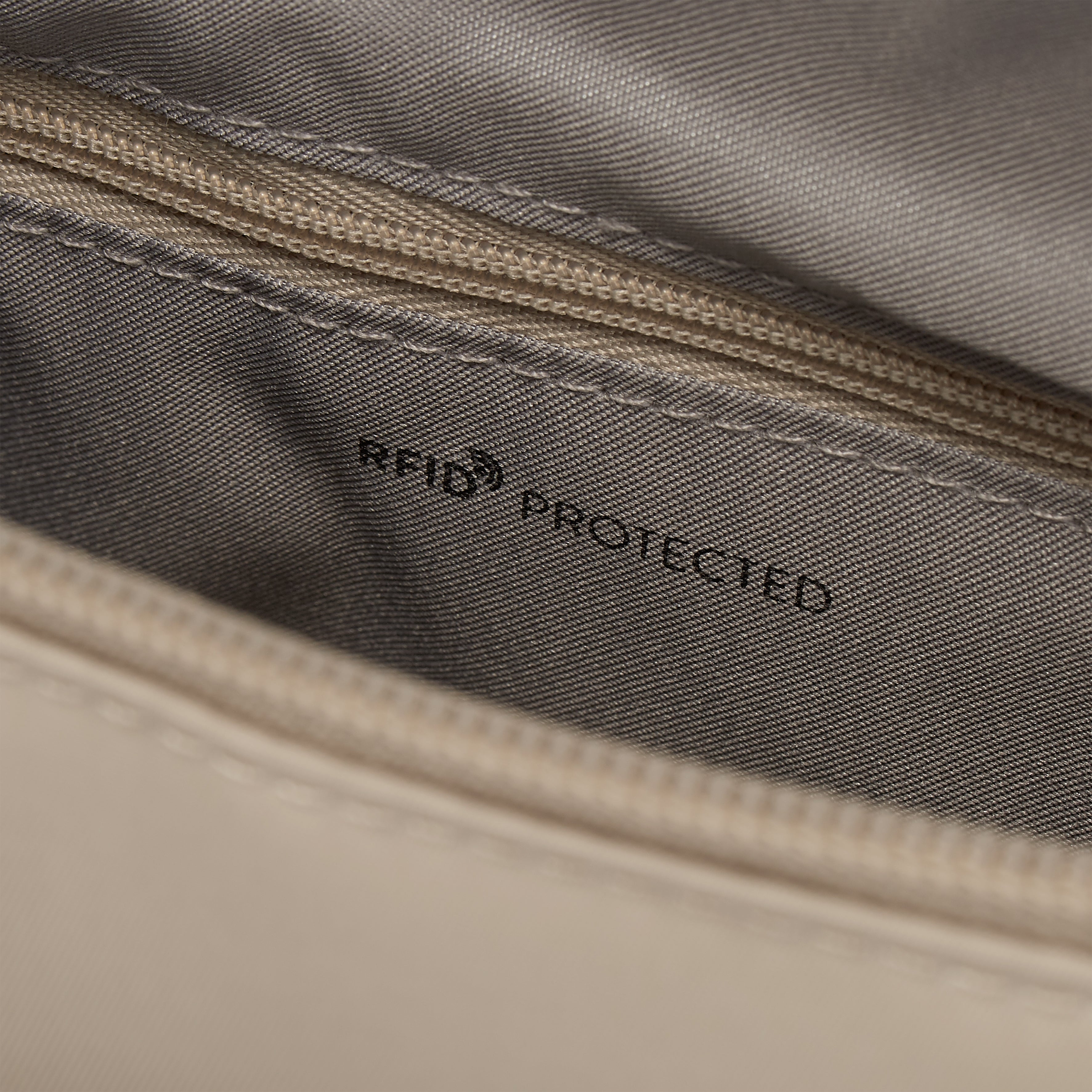 RFID Pocket in Hedgren EYE MEDIUM Crossbody in Cashmere Beige