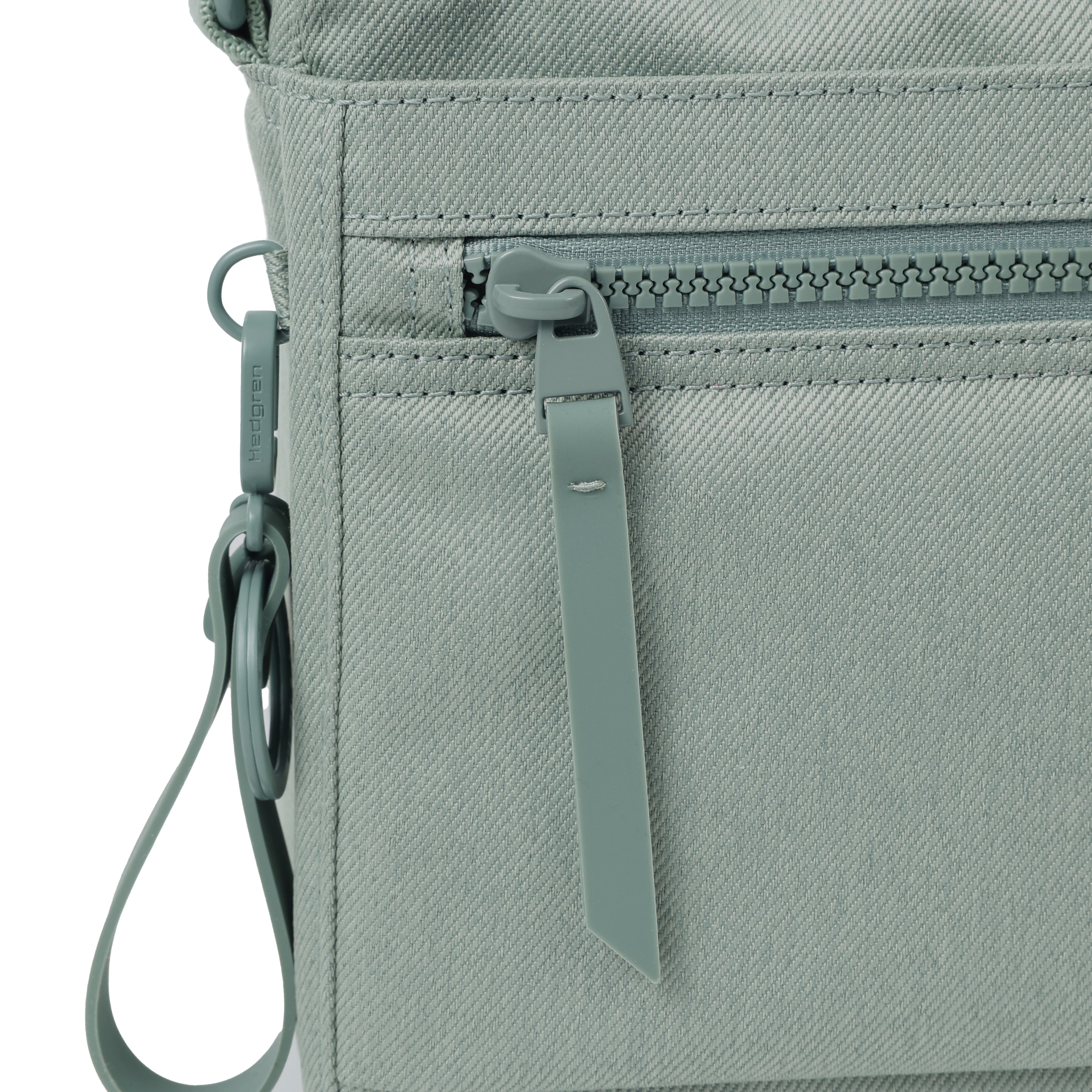 Close up of zipper on Hedgren EYE MEDIUM Crossbody in Lily Pad Jean