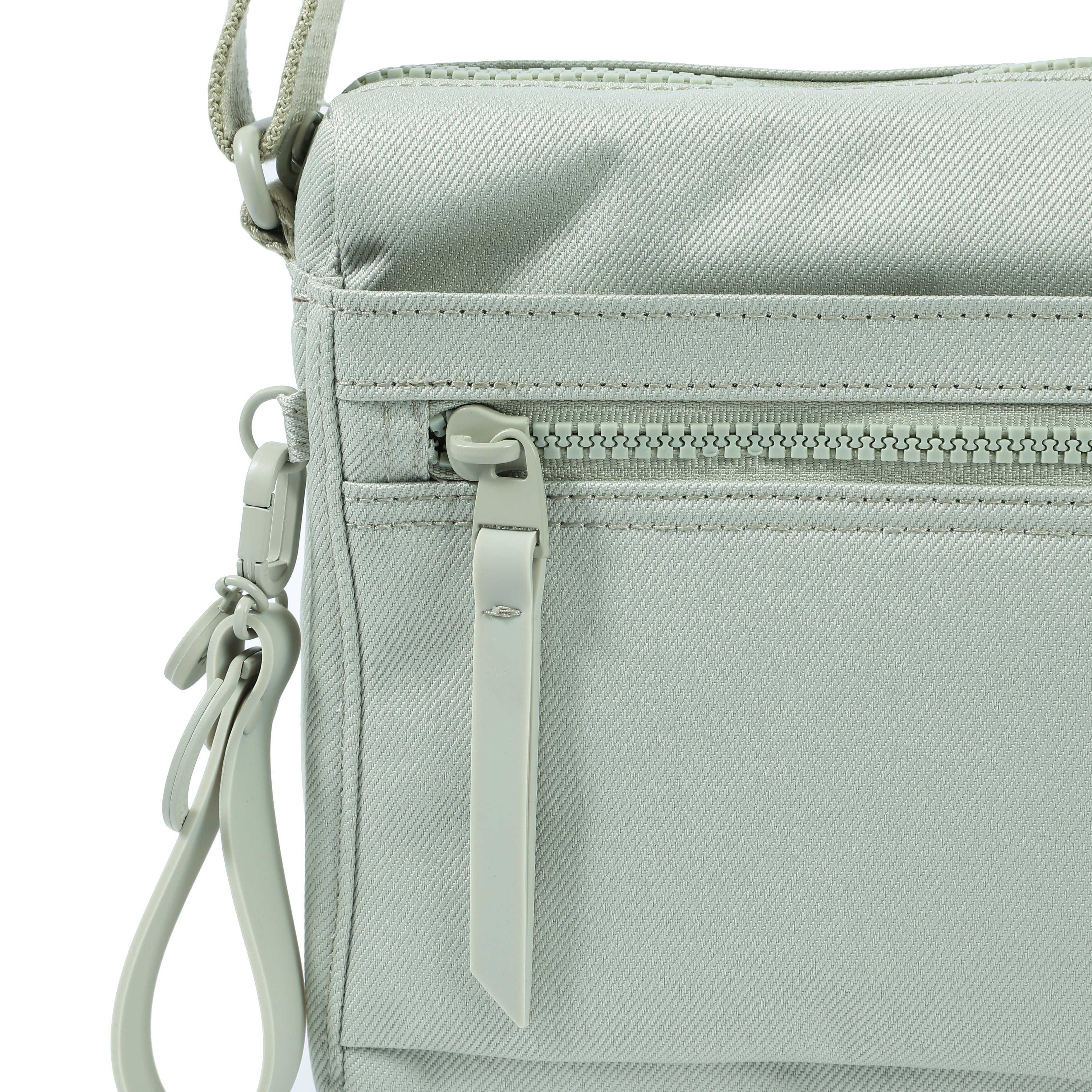 Close up of zipper on Eye RFID Shoulder Bag #color_willow grey jean