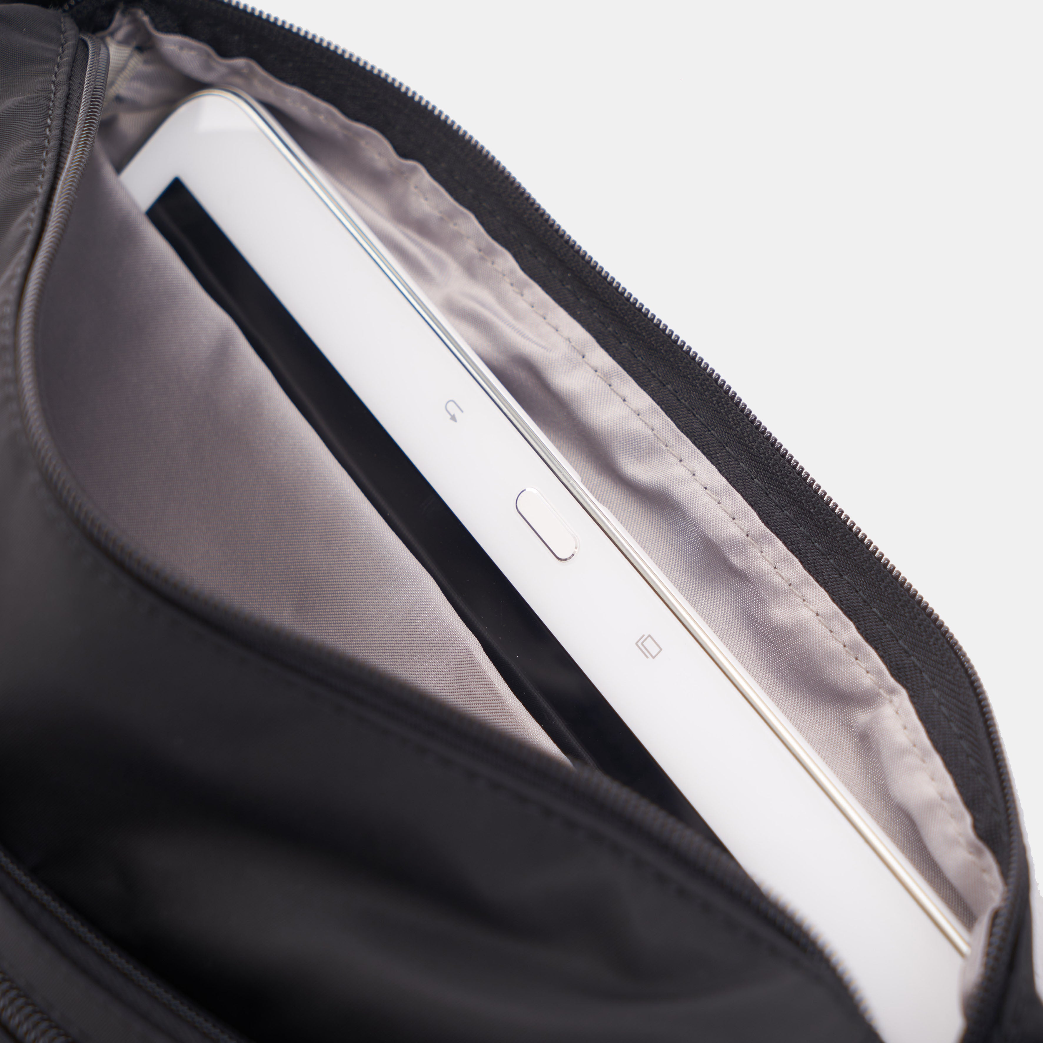 Tablet pocket in Hedgren EYE MEDIUM Crossbody in Black