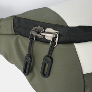 Close up of zipper on Visit Belt Bag in vaporous grey/olive