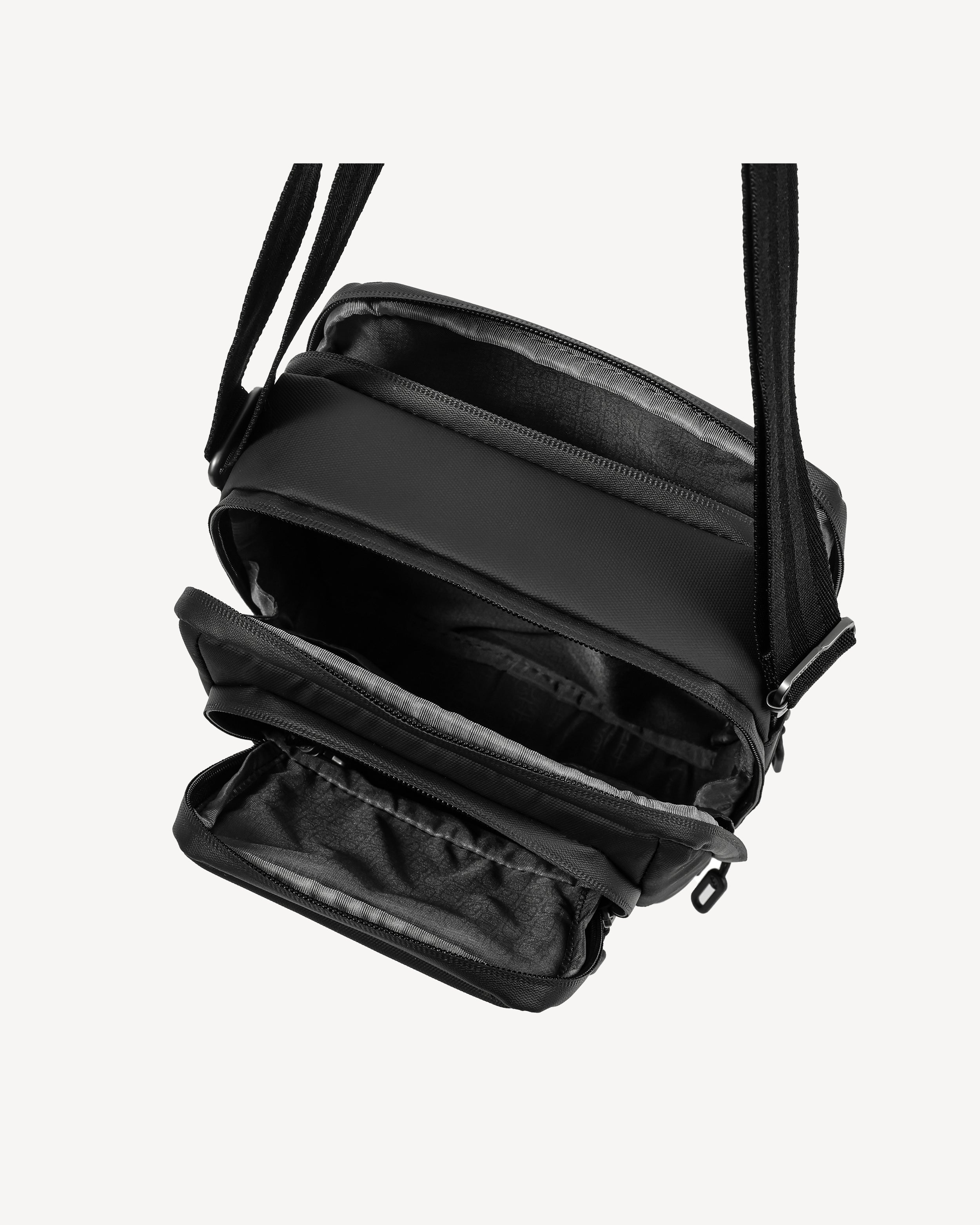 RELAX Vertical Crossbody in Performance Black | Hedgren