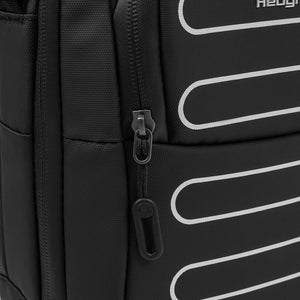 Close up of zipper on Hedgren's RELAX Crossbody in Performance Black