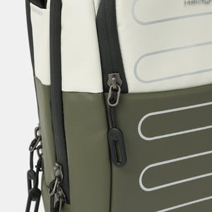 Close up of zipper on Hedgren's RELAX Crossbody in Vaporous Grey/Olive