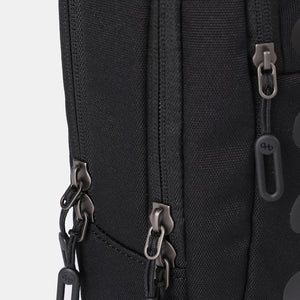 Close up of zippers on Hedgren RELAX Crossbody in Black